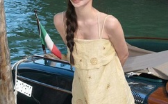 美女扒开胸罩露出奶头的动态图片